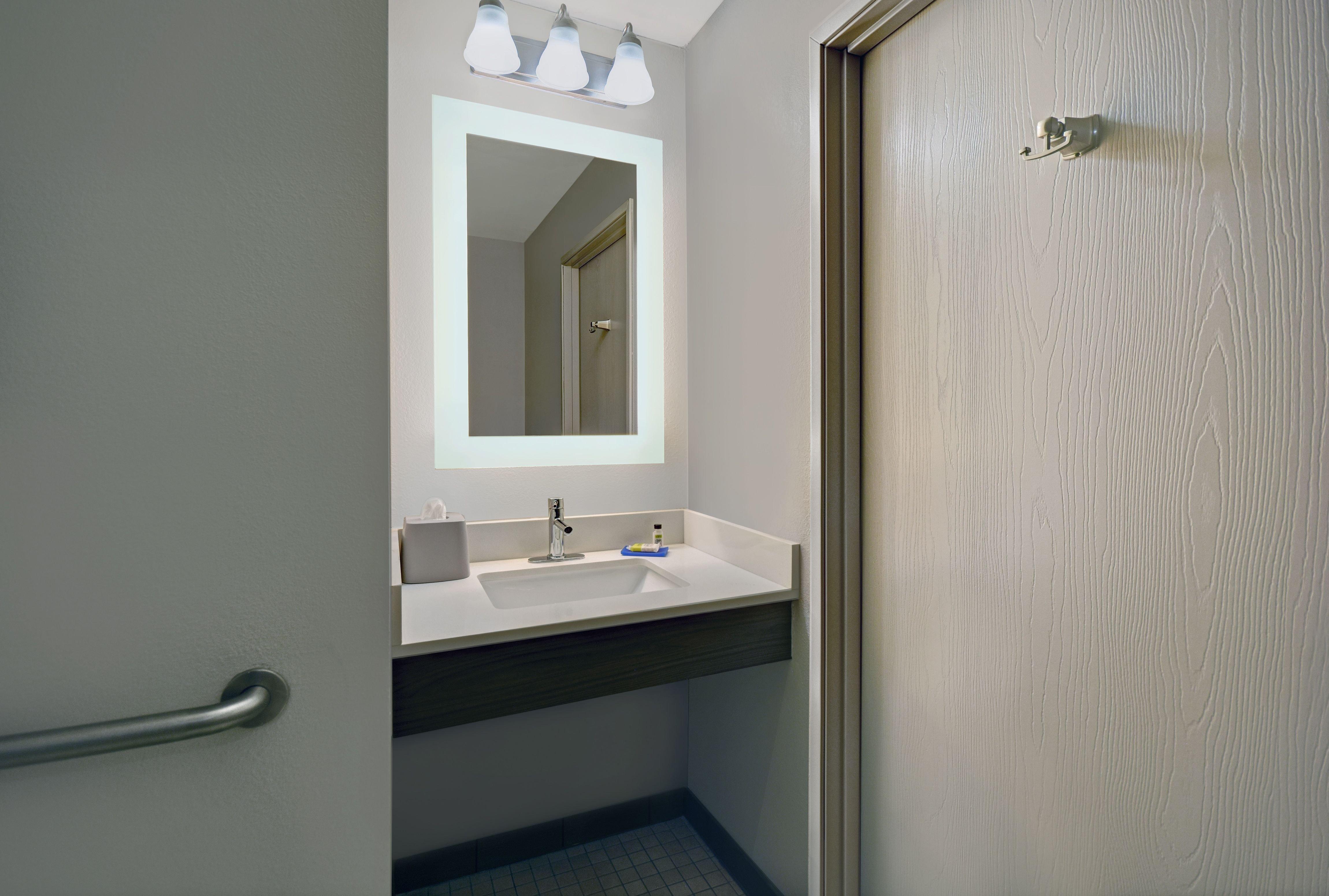 Holiday Inn Express Adrian By Ihg Екстериор снимка